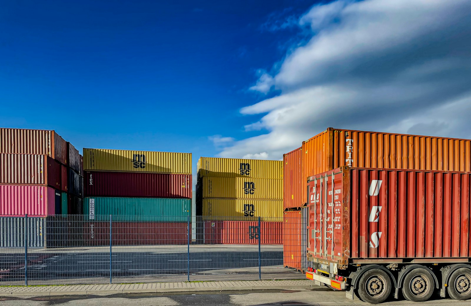Camión portacontenedor en terminal de carga